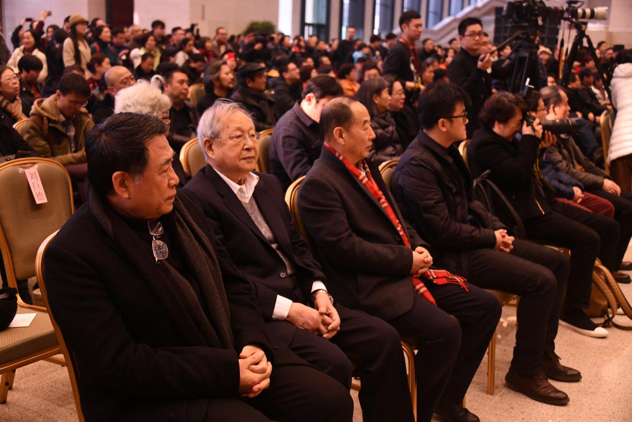 （韓玉臣與張文新老師、中國藝術(shù)研究院油畫院院長楊飛云在開幕式上）
